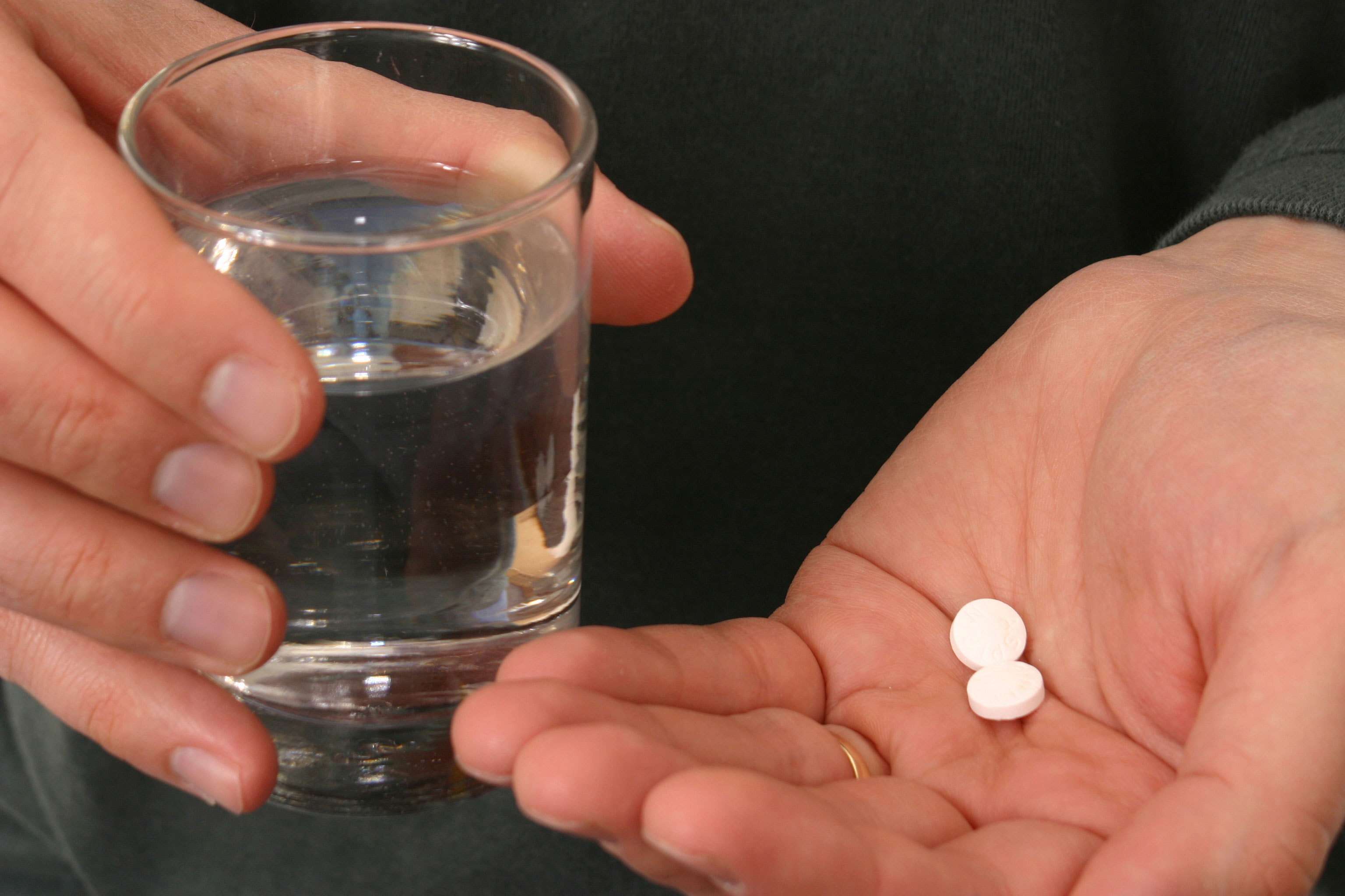 Парацетамол пьют с аспирином. Таблетка в стакане. Таблетки и стакан воды. Аспирин в воде. Таблекта и стакан воды.